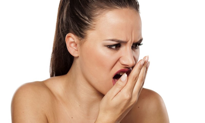 Ce cauzează respirația urât mirositoare sau halena bucală